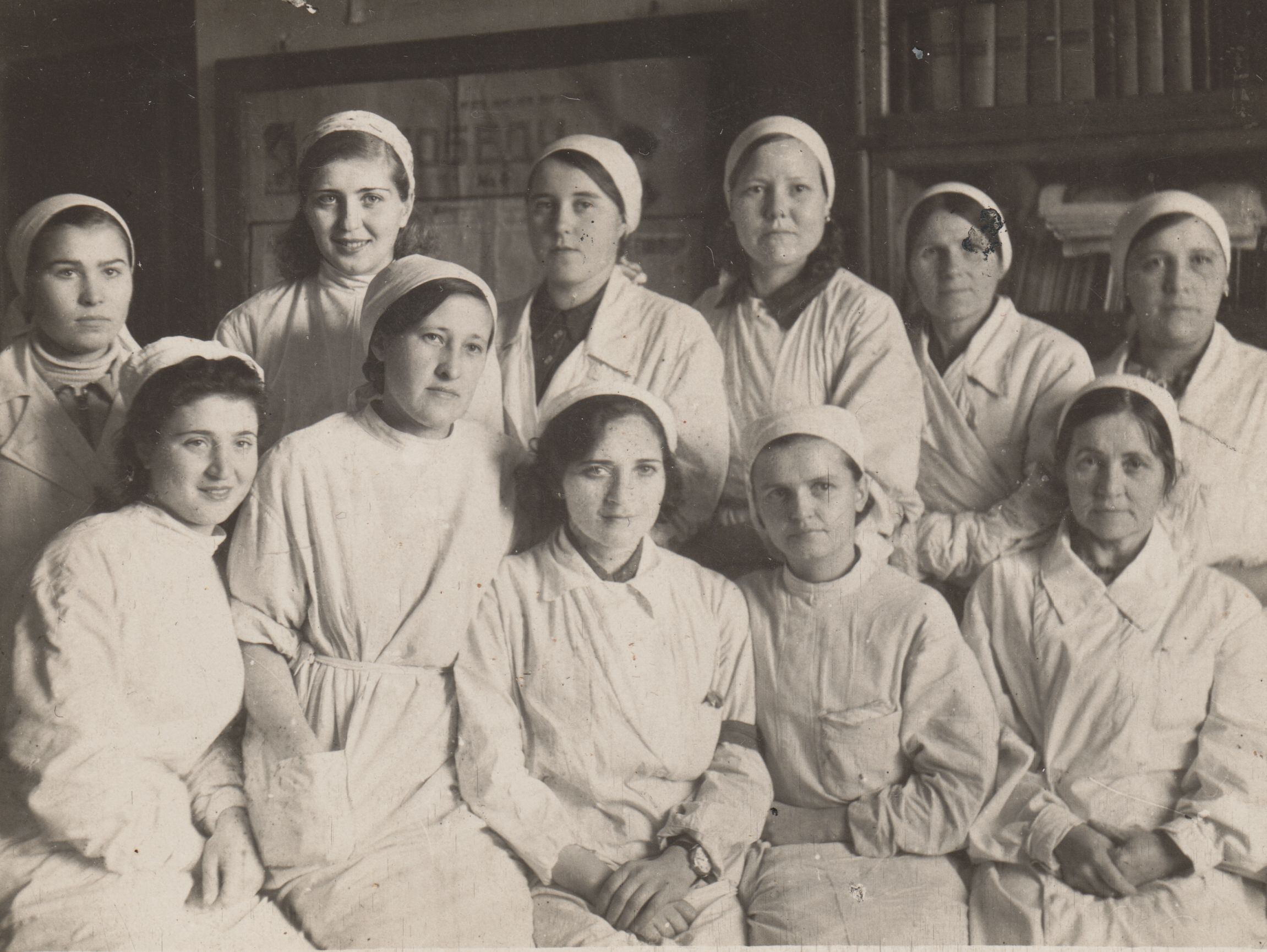 Sima Kremerova. Group photo hospital staff, 1943