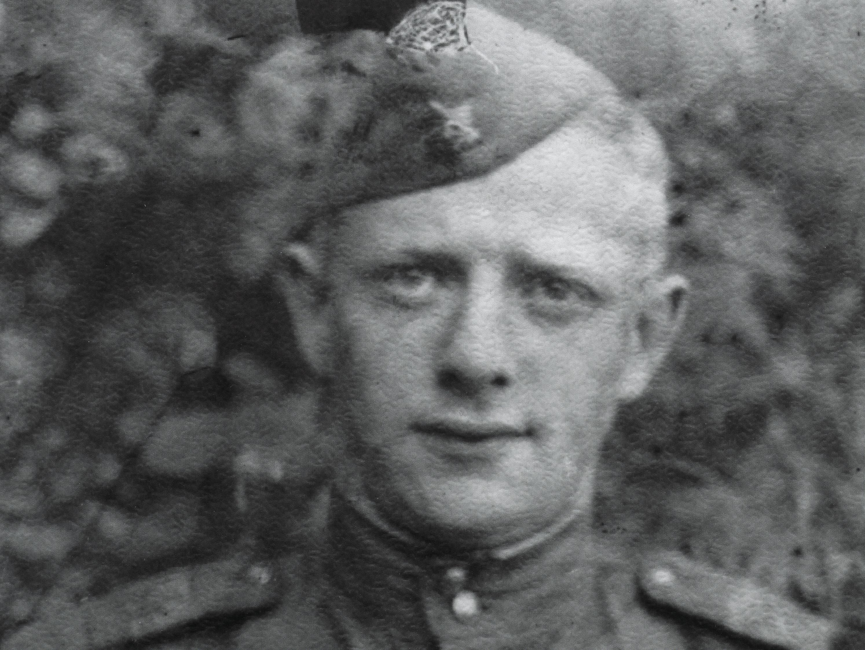 Boris Ginzburg. Photograph in military uniform, 1944