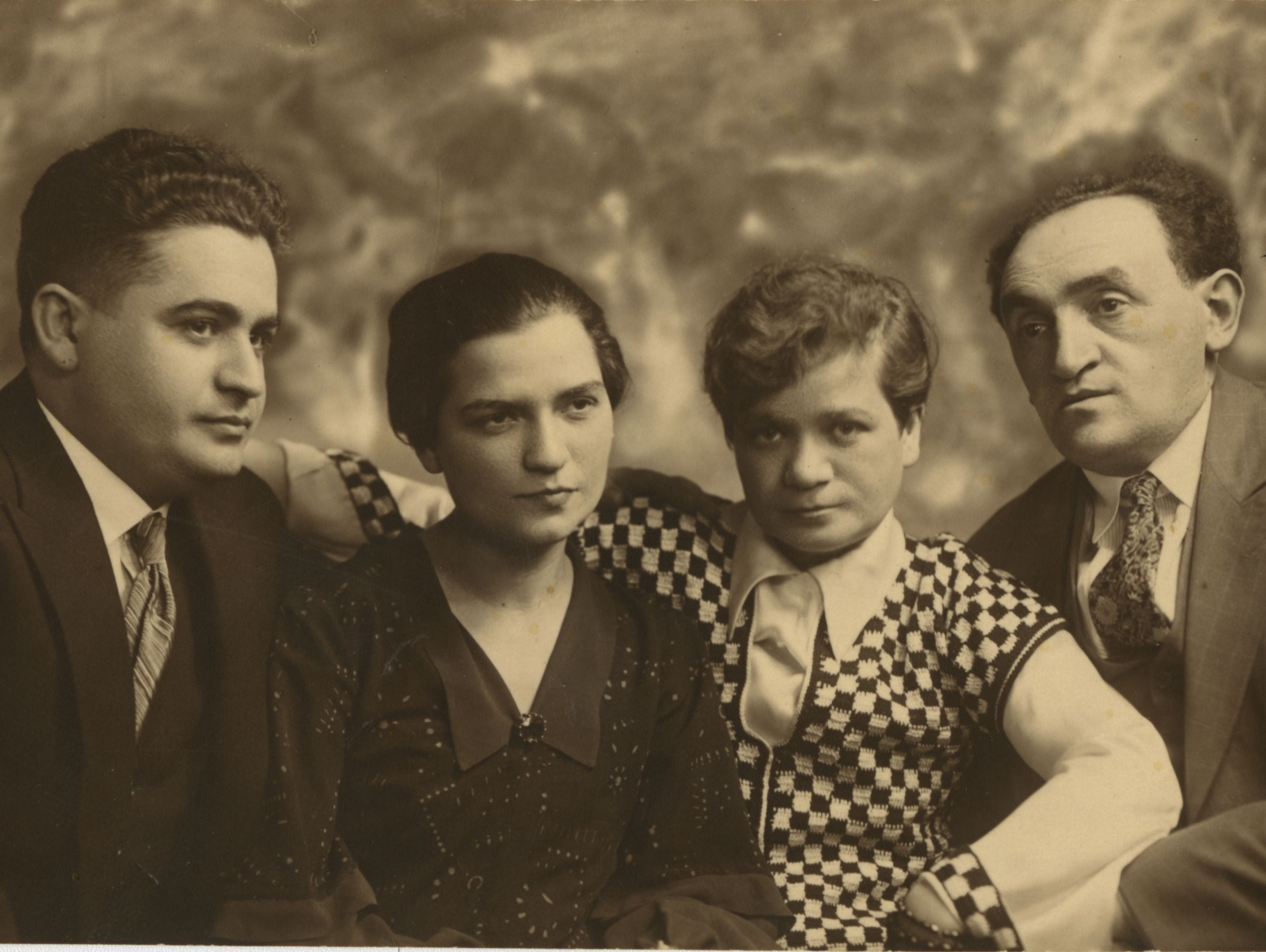 Group photograph including Peretz Markish and Solomon Mikhoels, 1928