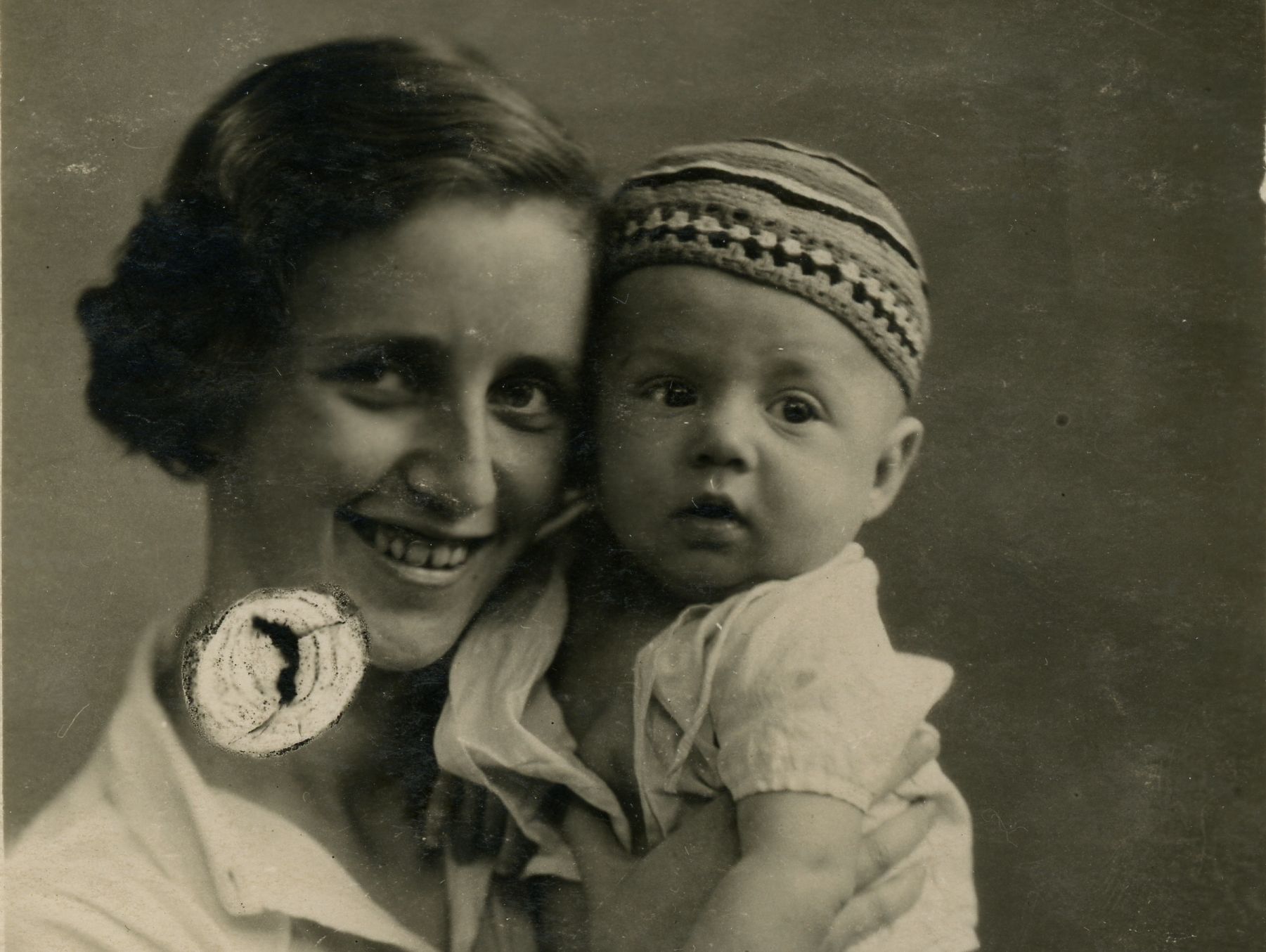 Elisheva Kantsedikas with son, 1942