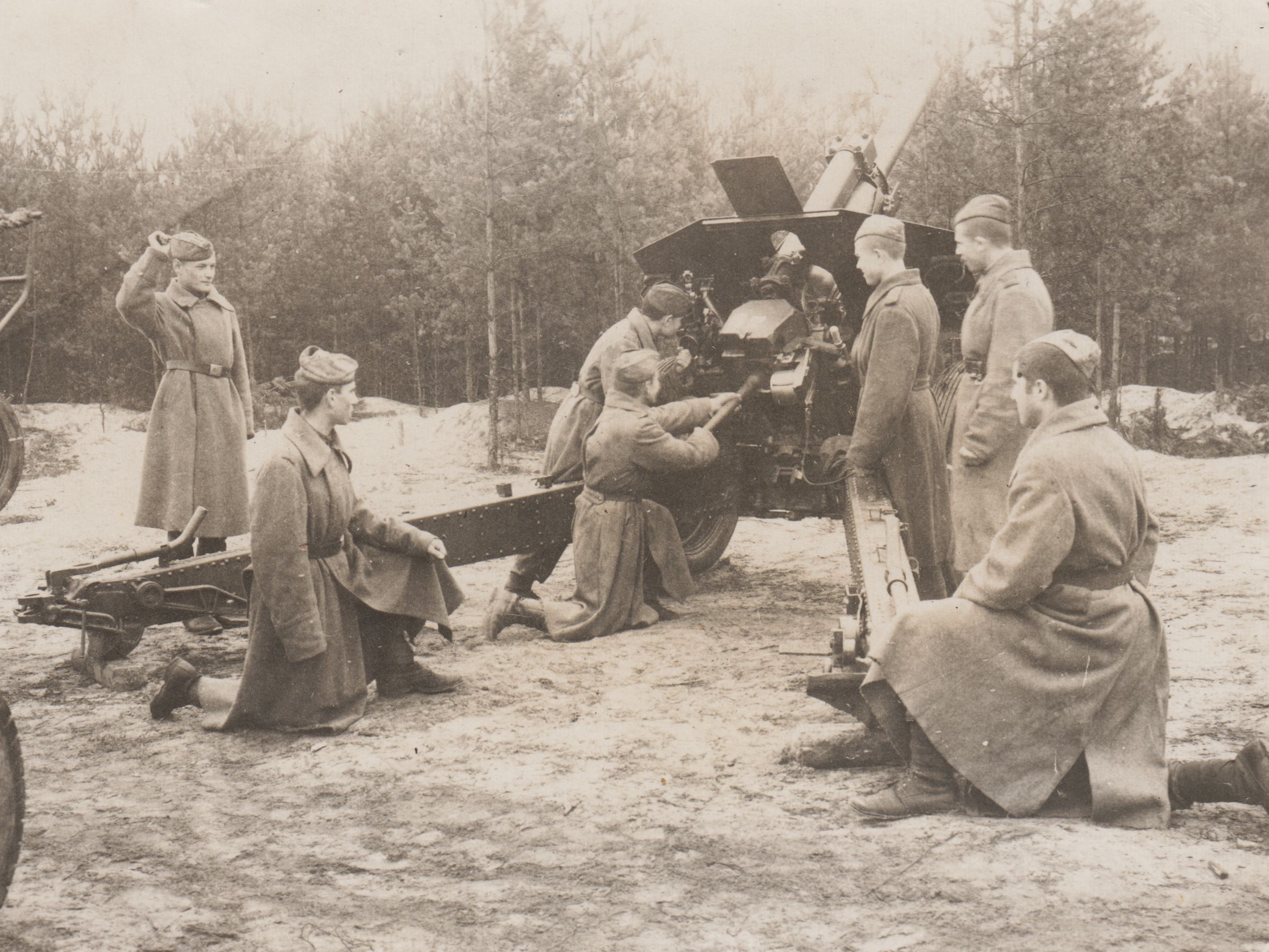 Lev Pinkus. Photograph with a howitzer and fellow soldiers, 1940s
